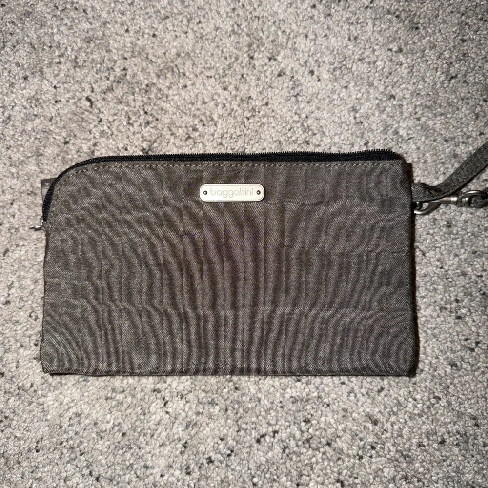 BAGGALLINI wristlet Wallet RFID Grey Blue Interior Zip Pouch 7.5 X 4.5 Travel